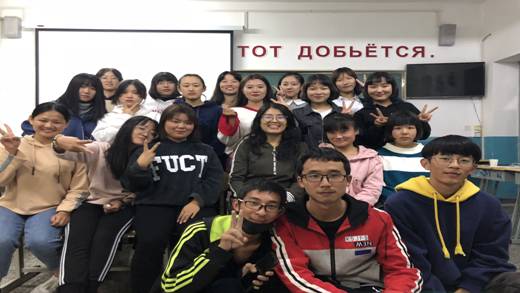 班主任鞠海娜老师带领2018级俄语翻译一班同学们庆祝中秋