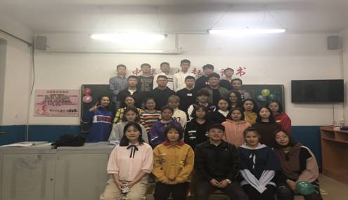 班主任郗亚凡老师带领2018级俄本3班同学们庆祝中秋