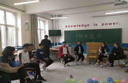 2018级俄本四班的同学们相聚在班级庆祝中秋