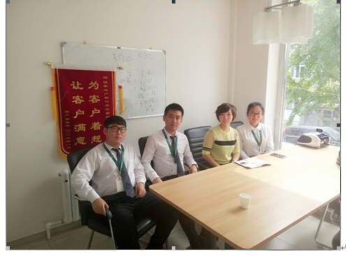 与实习员工进行座谈